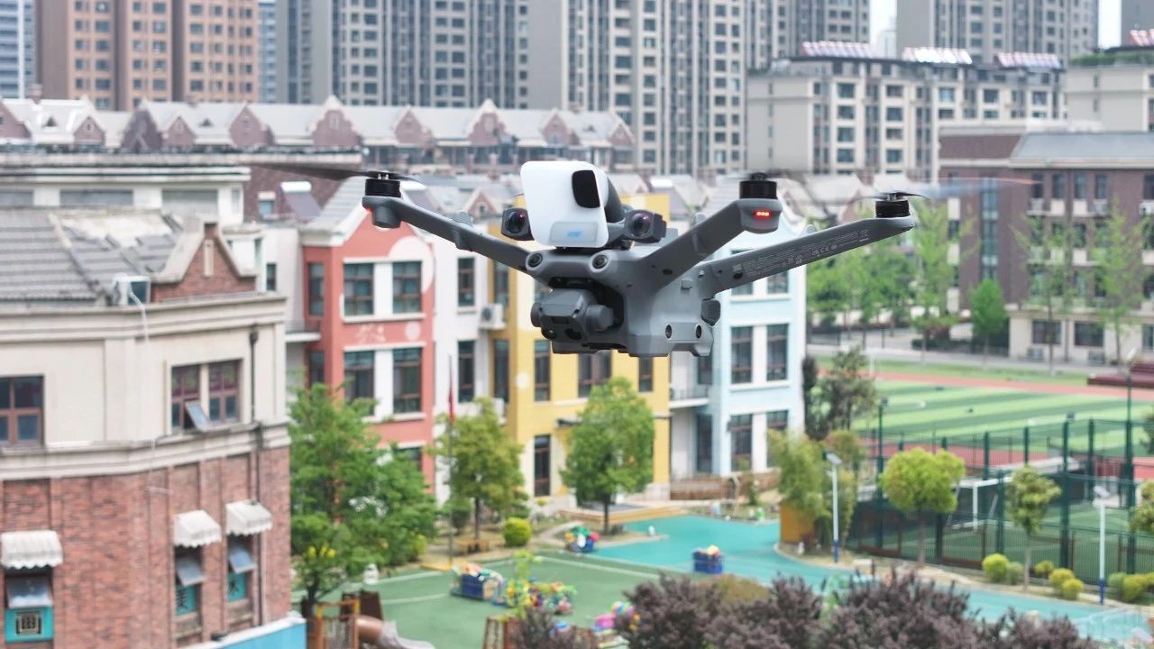 无人机高空喊话助力城市流动摊贩高效管理